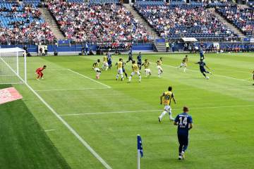 内马尔时隔981天再次代表巴西队出战，赛后与儿子深情相拥（配图示意）